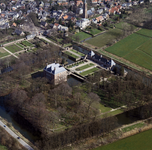 842201 Luchtfoto van kasteel Amerongen met het bijbehorende landschapspark (Drostestraat 20) te Amerongen, vanuit het ...